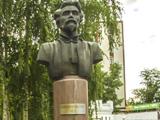 Памятник М.Е. Пятницкому в сквере у Дома офицеров.